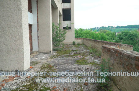 Недобудований будинок культури у Теребовлі розвалюється на очах (Відео)