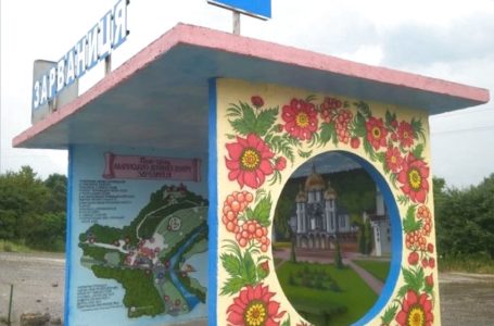 Латвійська художниця розмалювала зупинку в Зарваниці