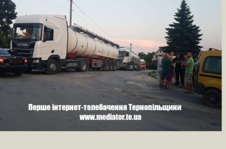 Гаївський міст перекрили – вантажівки поїхали через села: у Великих Бірках люди перекрили дорогу (Фото/Оновлюється)
