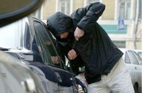 У Тернополі чоловік на очах у власника викрав з автівки майно