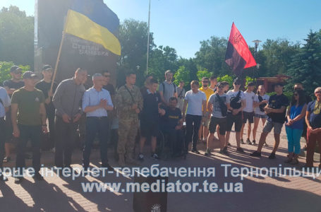 У центрі міста акція проти зупинення декомунізації (Наживо)