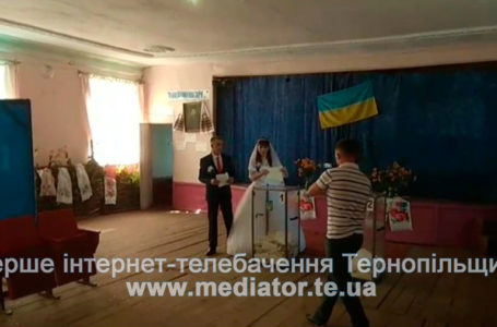 З-під вінця на вибори. На Тернопіллі голосували у весільній сукні та святковому костюмі (Фото)