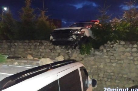 У Тернополі поліціанти в’їхали в паркан. Постраждали кілька авто (Фото)