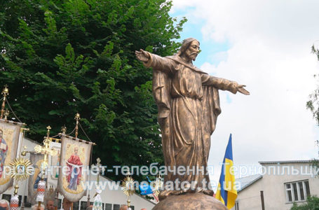 Під Божим покровом Зборів. На Тернопільщині освятили фігуру Ісуса Христа (Відео)