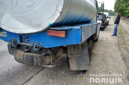 На Кременеччині мотоцикліст на швидкості врізався у молоковоз
