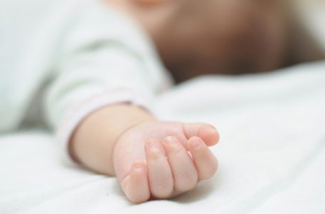 З синцями в лікарні. До 7-місячної дівчинки мама не навідується