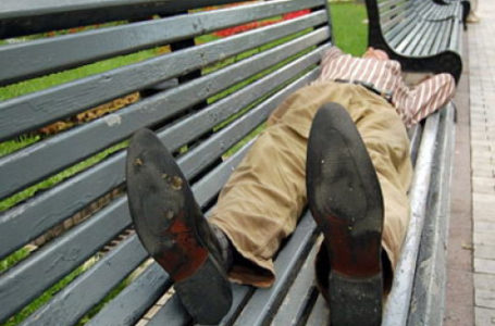 Поки тернополянин тверезів на лавці у дворі, його обікрали