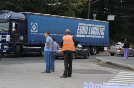 Неподалік 6-го магазину фура, об’їжджаючи нове кільце, обірвала дроти (Фото)
