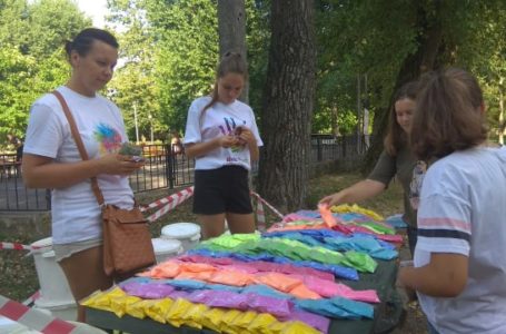 Вимазані обличчя та кольорові руки. У Тернополі фестиваль фарб (НАЖИВО)