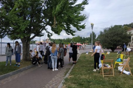 Грають у фрізбі і танцюють: волонтери Корпусу Миру збирають кошти для тернополян (Відео)