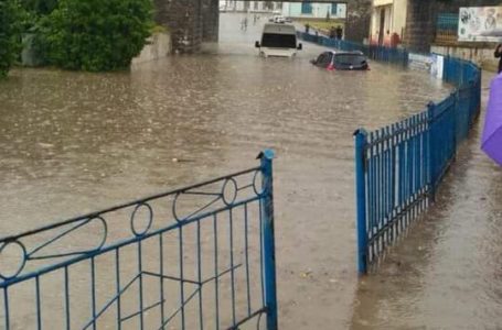 Підволочиськ затопило: автівки плавають у воді (Відео)