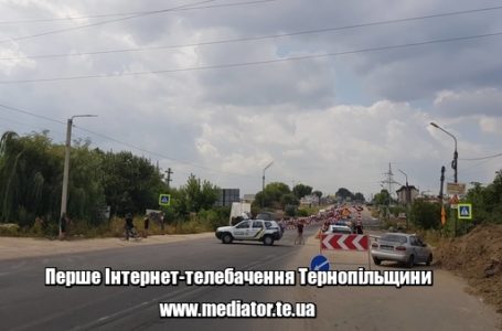 Ціль бачать, перепон – ні: неуважні водії руйнують «ворота» Гаївського мосту (Відео)