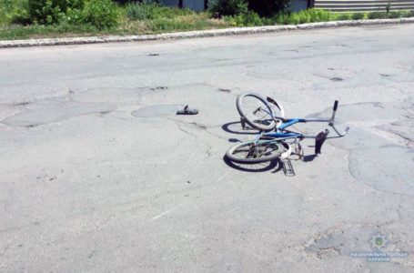 На Тернопільщині дівчинка на велосипеді в’їхала в скутер