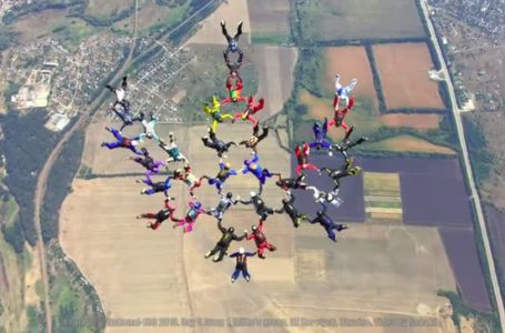 Парашутисти з 12 країн світу з’єдналися у тризуб в небі над Україною (Відео)
