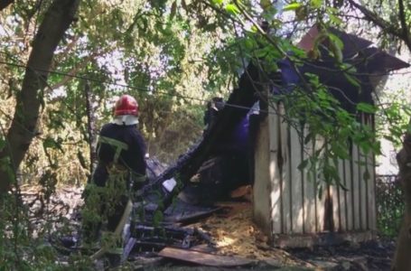 Пожежа, яку загасили вночі біля “Зеленої церкви” у Тернополі, знову спалахнула (Відео)