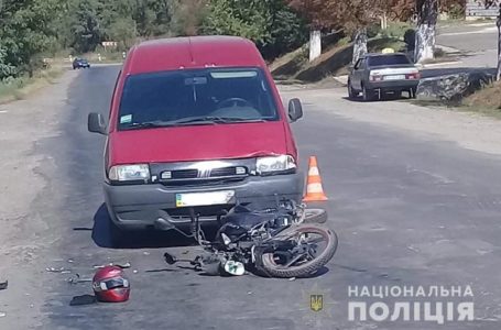 Придбав мопед і одразу влетів в авто: у ДТП на Бучаччині постраждав неповнолітній