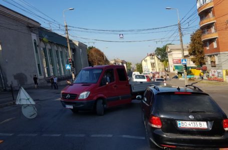 На Бандери затори через ремонт. Тернополяни йдуть пішки (Фото)