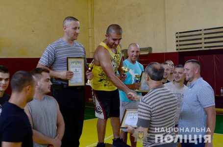 Тернопільські поліцейські-силачі змагалися у гирьовому спорті