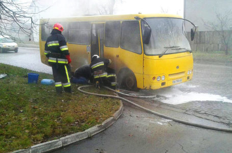 Поблизу тернопільського автовокзалу загорілася маршрутка