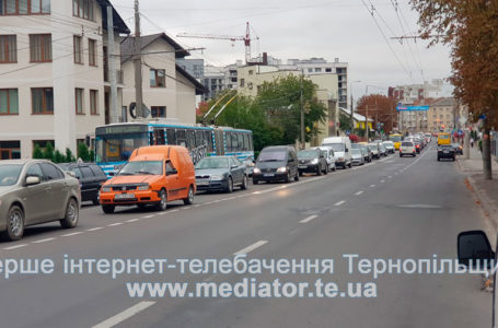 Затор від Слівенської до стадіону.  На Бандери поламався тролейбус (Фото)