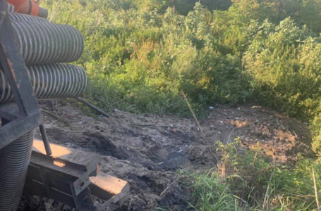 Поблизу Тернополя водій трактора незаконно зливав побутові відходи на поля (Відео)