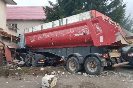 У Чорткові вантажівка в’їхала у будинок (Фото)