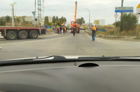 Кран на Гаївському мосту заблокував рух автомобілів по всьому Тернополі (Фото)