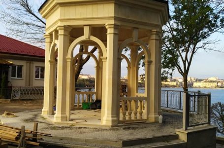 Подалі від обриву: в парку Тернополя збудували нову альтанку (Фото)