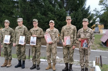 Змужнілі та щасливі. У Тернополі звільнили в запас зі строкової служби шістьох солдатів (Відео)