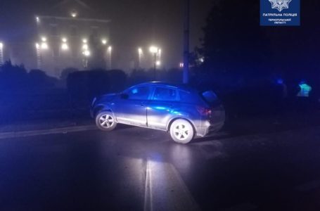 Нетверезий водій збив огорожу на вулиці Замкова в Тернополі (Фото)