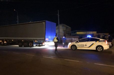 Горілка та розливний спирт: у Тернополі затримали автомобілі з фальсифікатом