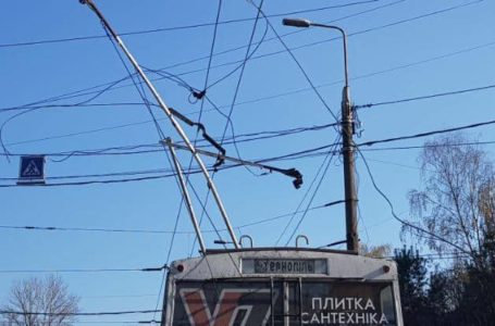 На Бандери – затори. Тролейбуси без напруги (Фото)