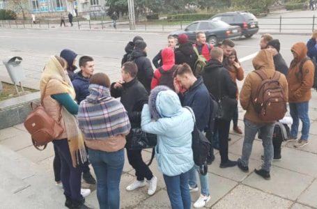 Під Тернопільською ОДА пікетують студенти-медики (Наживо)