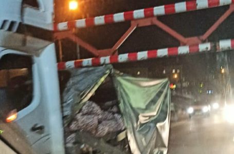 Під обмежувачем на Гаївському мосту увосьме застрягла вантажівка