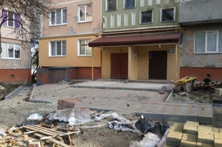 У Тернополі на вулиці Протасевича, 4 ремонтують тротуар
