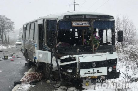 Між Чистилівом та Глибочком – ДТП. Один загиблий, пʼятеро – в лікарні (Відео)
