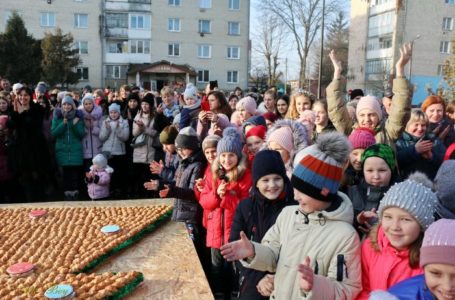 У Шумську встановили рекорд «Найбільша ялинка з круасанів» (Фото)