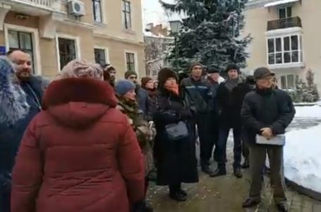 «Ми не безхатьки!» – під стіни мерії вийшли мешканці Львівських дач (Відео)