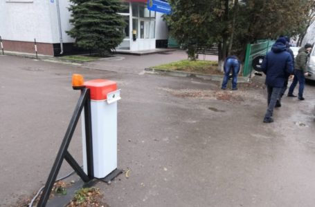 На вул. Чехова демонтували шлагбаум, встановлений протиправно (Фото)