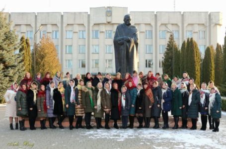 Шумчанки приєднались до флешмобу «Зроби фото з хусткою»