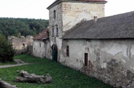 Під час реставрації замку на Тернопільщині травмувався чоловік