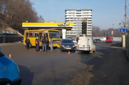 На виїзді з ринку в Тернополі зіткнулись автобус та іномарка (Фото)