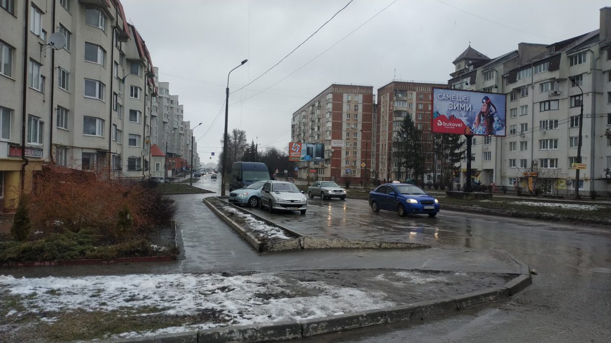 Сніг та ожеледиця. Через погіршення погоди водіїв закликають бути обережними на дорозі (Відео)