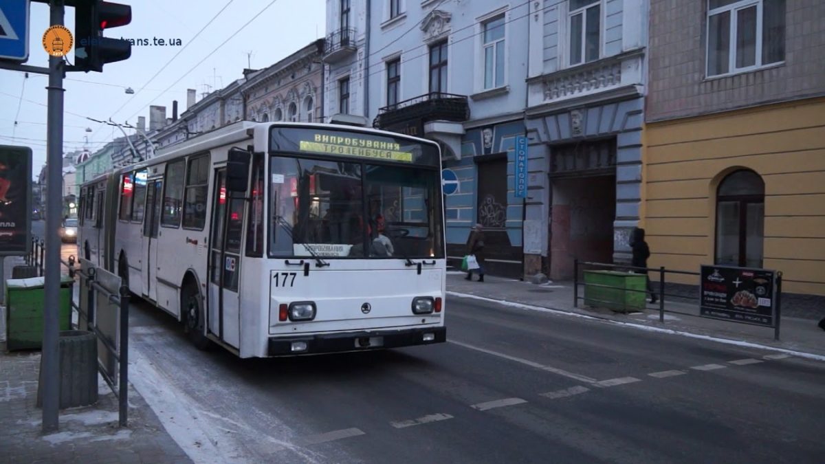 Крик і бійка – у тернопільському тролейбусі. Кондуктор вигнала пасажира, той вдарив її по голові (Відео)