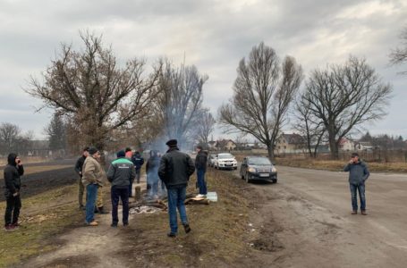 Поблизу Микулинців створили блокпости, щоб не пустити евакуйованих з Китаю українців (Відео)