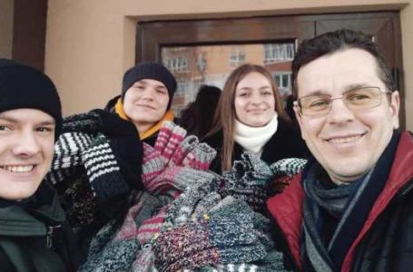 Тернополянка з бабусею зв’язала для бійців п’ятдесять пар шкарпеток (Фото)