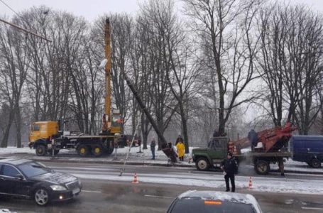 Через збиту на Бандери електроопору права смуга руху перекрита. Проїзд ускладнений (Фото)