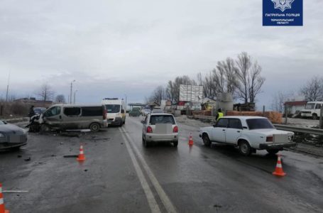 На Обʼїзній у Тернополі – майже одночасно стались дві ДТП. Рух транспорту заблокований (Фото)