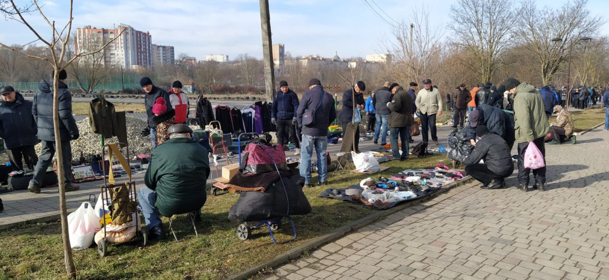 У Тернополі в гідропарку «Топільче» – стихійний ринок (Фото)