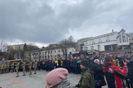 Тернополяни йдуть на площу Євромайдану, аби вшанувати Героїв Небесної Сотні (Наживо)